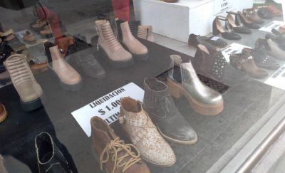 Por la recesi�n, la importaci�n y la venta por internet cierra zapatos �Saya�
