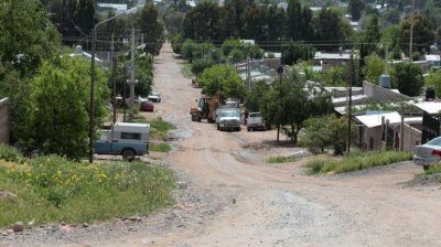 Las cloacas llegan igual a una ex toma en Centenario