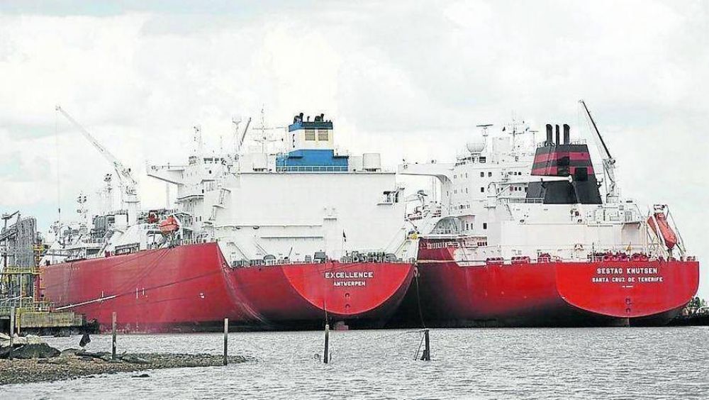Coimas, peleas y sobreprecios en la importacin de 500 buques con gas