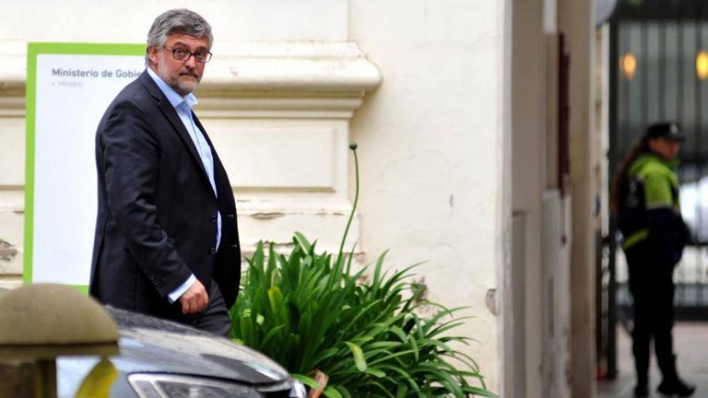 Un ministro de Vidal blanqueó que convocarán a los gremios en diciembre y los docentes enfurecieron