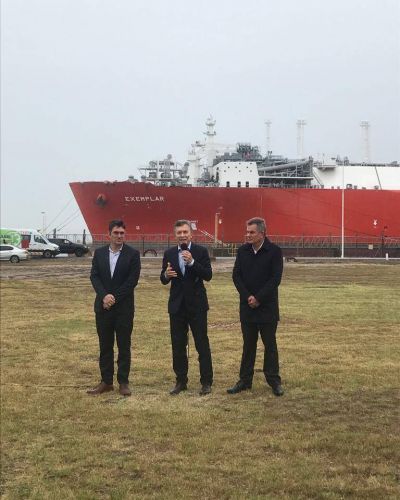 Despiden al barco regasificador en Bah�a Blanca