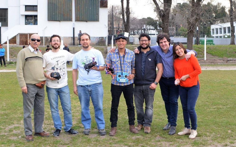 Ingeniera prepara la formacin de una escudera de drones para competir en carreras