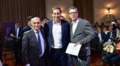 Cantlon recibi� un reconocimiento a Calixto Dellepiane por su colaboraci�n durante la recuperaci�n democr�tica 