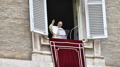 �ngelus del Papa: �Los Santos nos alientan a vivir las Bienaventuranzas�