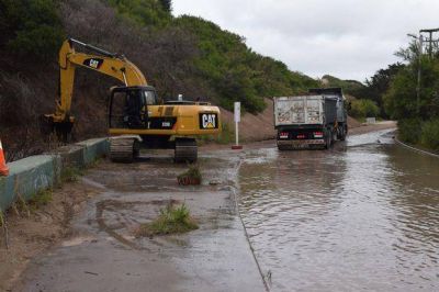 Vacian el tremendo charco camino a la escollera 