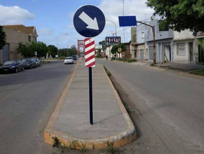 Colocan nuevos carteles de tr�nsito en puntos clave de Necochea y Quequ�n