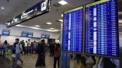 Demoras y cancelaciones de vuelos en Aeroparque por una medida gremial