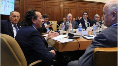 Gobierno busca abrir un di�logo por la paz social con empresarios y CGT