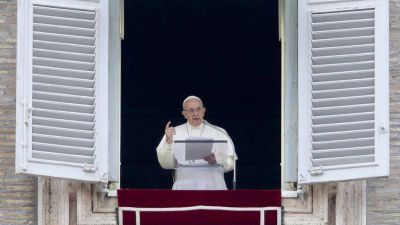 �ngelus del Papa: �Los Santos nos alientan a vivir las Bienaventuranzas�