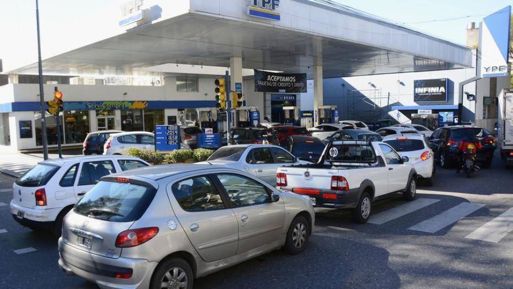 Naftas: en las estaciones de YPF esperan la inminente suba de precios