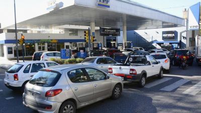 Naftas: en las estaciones de YPF esperan la inminente suba de precios