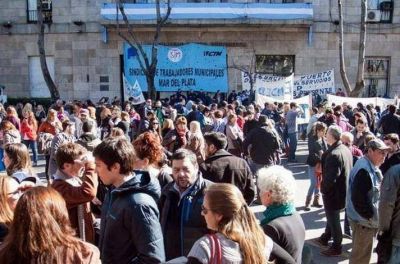 Obreros y profesionales de la salud municipales hacen retenci�n de tareas y movilizaci�n