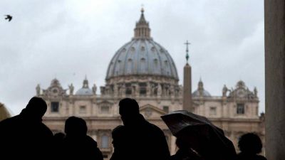 El Papa, Vigan� y la guerra de los dossiers: todos los detalles en un libro