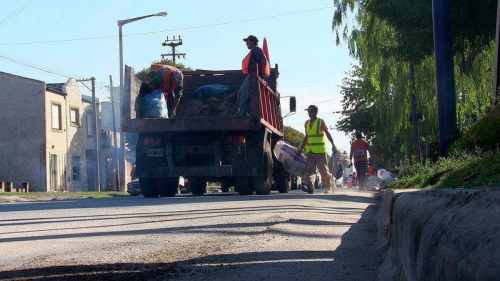 Prosiguen las tareas de barrido y limpieza en varios puntos de la ciudad 