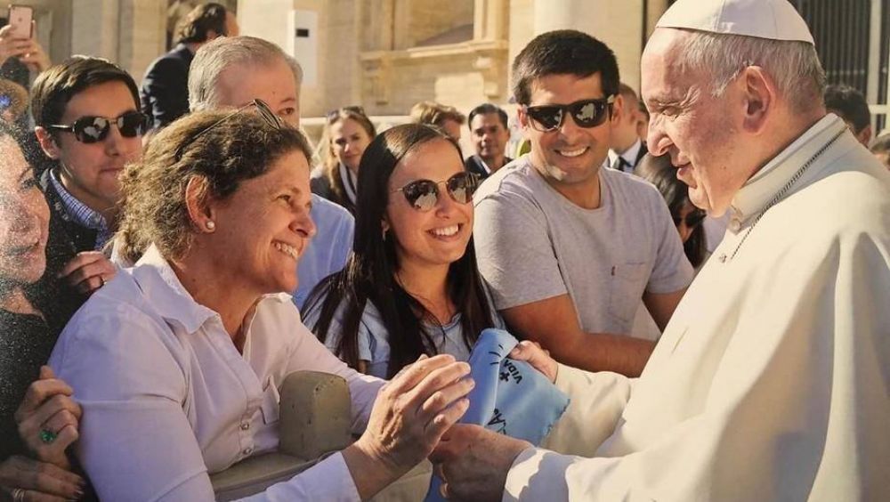 El Papa Francisco recibi� un pa�uelo celeste de militantes 