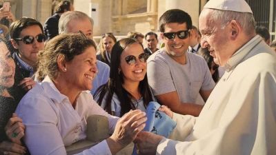 El Papa Francisco recibi� un pa�uelo celeste de militantes 