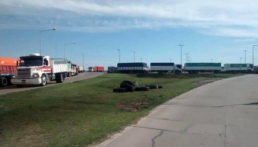 Transportistas de carga iniciaron un paro por tiempo indeterminado en Entre Ros