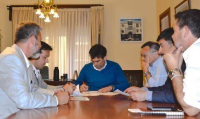L�pez calific� de �hist�rico� el convenio firmado entre el municipio y el Puerto Quequ�n