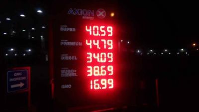 Por la ca�da del crudo, una petrolera baj� los precios de los combustibles