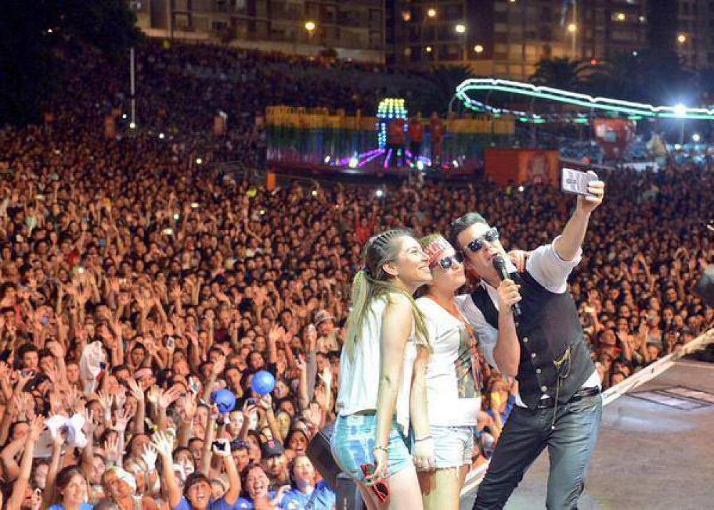 Axel en la Fiesta del Mar, llegan escritores, y el hall vs. los polideportivos