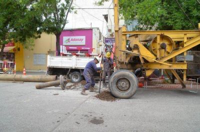 Comenz� la obra de recambio del colector cloacal de calle Roca
