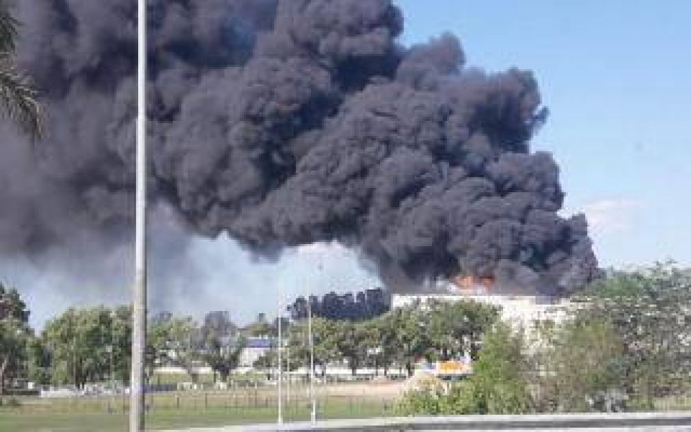 Evacuacin en supermercado Carrefour de Rincn de Milberg, Tigre, por un incendio