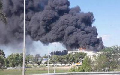 Evacuaci�n en supermercado Carrefour de Rinc�n de Milberg, Tigre, por un incendio