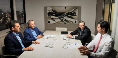Roces en el peronismo alternativo por el acuerdo con el kirchnerismo