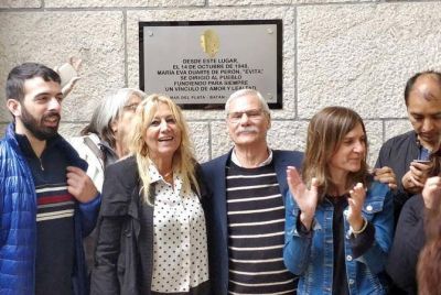 Descubren placa recordatoria a los 70 a�os de la visita de Eva Per�n