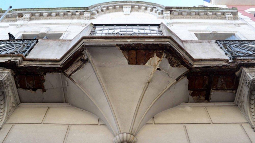 El peligro tambin viene de arriba: balcones en mal estado en la ciudad