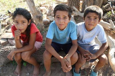 Tres hermanos se ba�an y cocinan con el agua del canal en el que viven los chanchos
