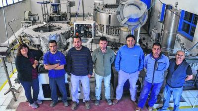 Reactivan la embotelladora de agua en el paraje Santo Tom�s