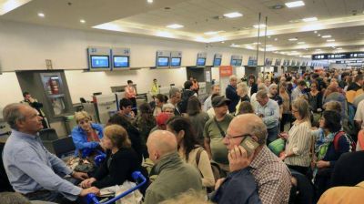 Cinco gremios aeron�uticos protestar�n contra las 367 suspensiones en Aerol�neas