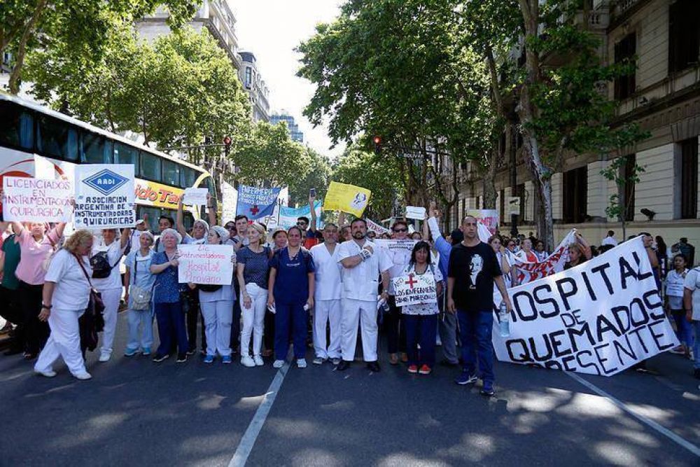 Los enfermeros se movilizan contra la ley que no los considera profesionales
