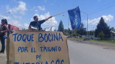 Banderazo en el puente de los exempleados de Interlagos