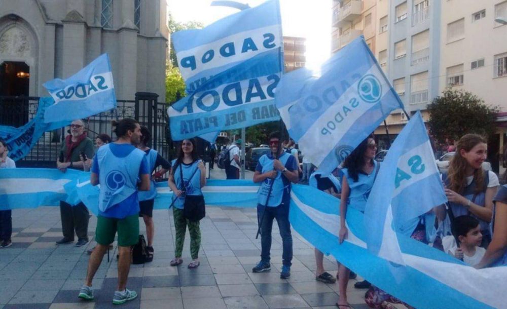 Docentes de Mar del Plata realizaron un Banderazo para reclamar mejoras salariales