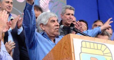 Moyano dijo que el bono �es una mentira m�s� y que acompa�ar� si la CATT resuelve un paro