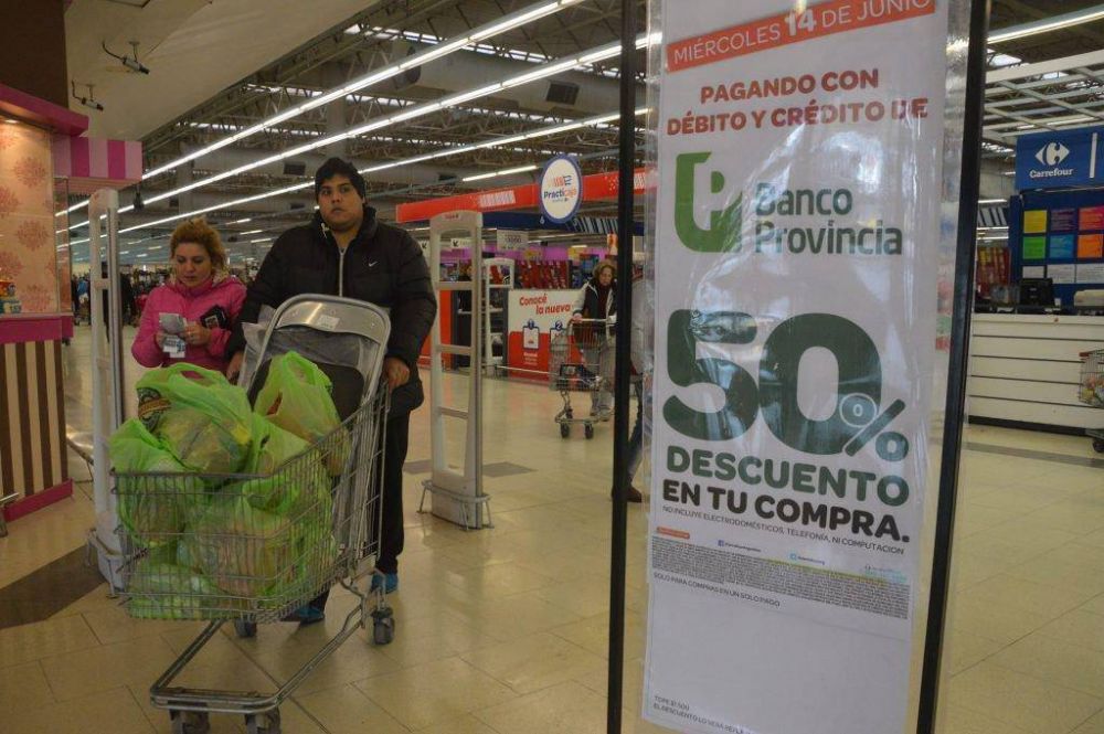 Investigan a supermercados por los precios de los mi�rcoles de descuento