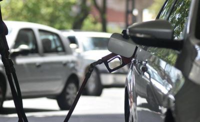El Gobierno negocia con petroleras una baja del 10% en los combustibles