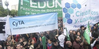 El gobierno convoca a los gremios de los docentes universitarios pero no reabre la paritaria