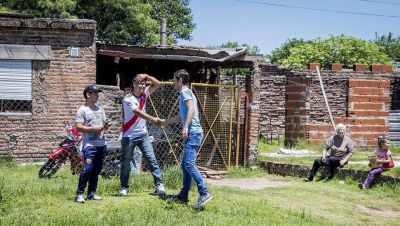 Petrecca realiz� una recorrida por el barrio Almirante Brown y anunci� obras