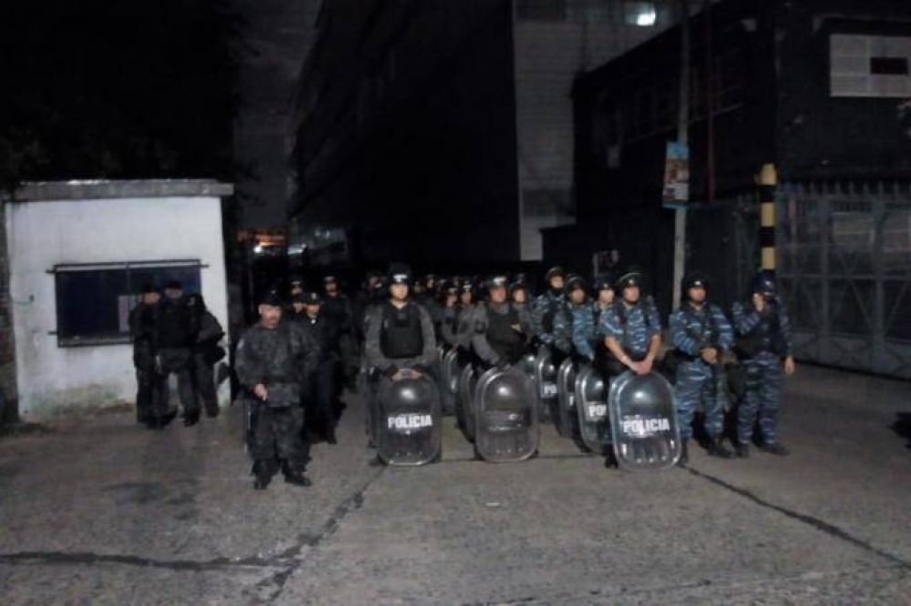 Tras el violento desalojo realizado por la polica, despedidos de SIAM realizarn corte en Avellaneda