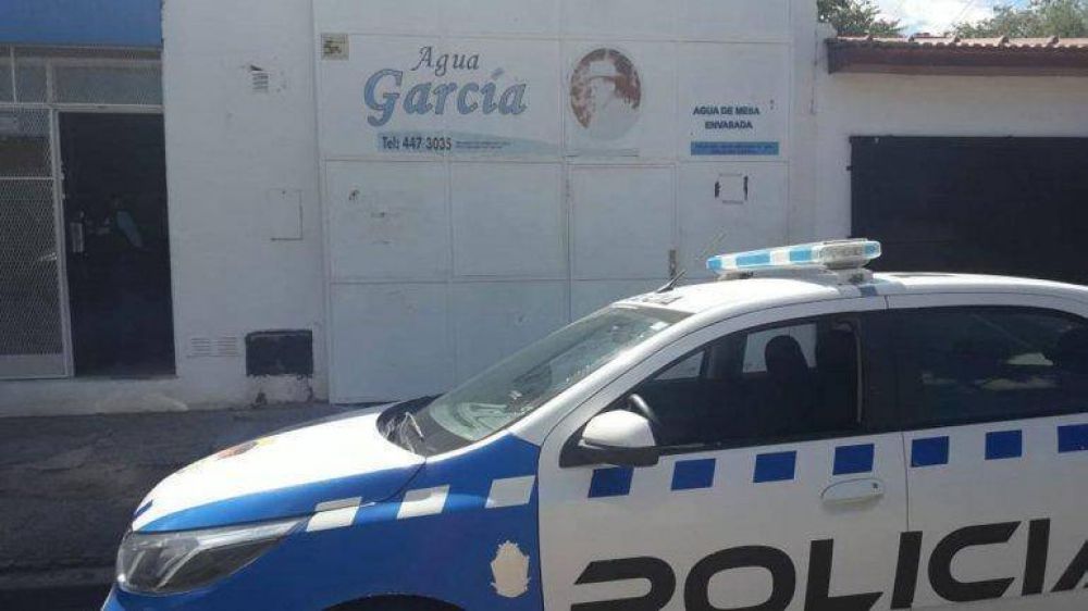 Barreteros robaron 16 mil pesos de una embotelladora