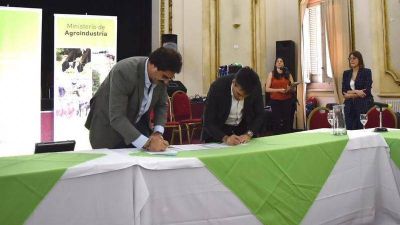 L�pez firm� un convenio de adhesi�n al DUT junto al ministro Sarqu�s