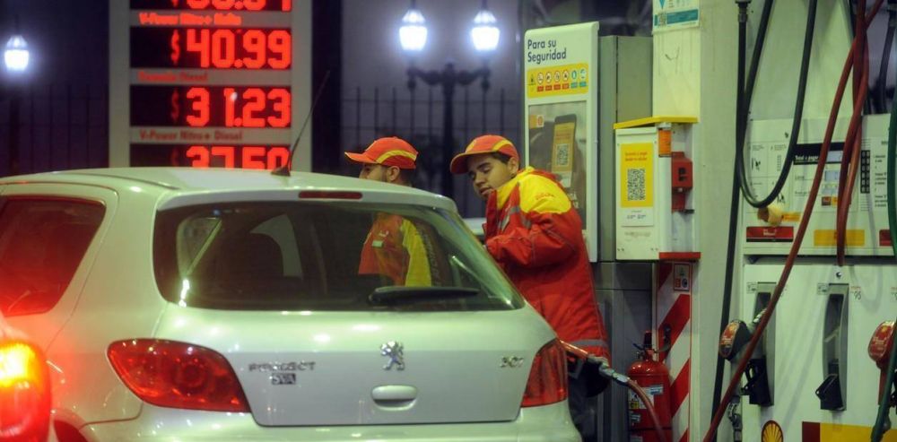 Petroleras y Gobierno, muy cerca de anunciar una baja en las naftas