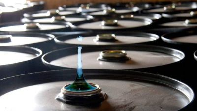 Una gota de agua en un barril lleno de petr�leo