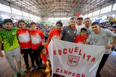 Zabaleta particip� de la entrega de trofeos de la Liga de F�tbol Infantil de Hurlingham junto a m�s de 5000 personas
