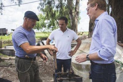 El Intendente y el presidente del Banco Provincia visitaron a un emprendedor