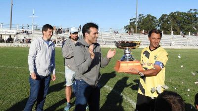 L�pez entreg� la copa de �Campe�n del A�o� de la Liga Amateur de F�tbol