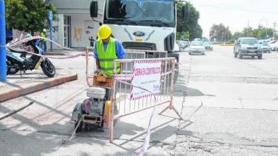 Avanzan los trabajos de recambio cloacal en el centro de Roca